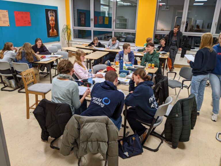 LG knobelt eifrig an der Mathenacht