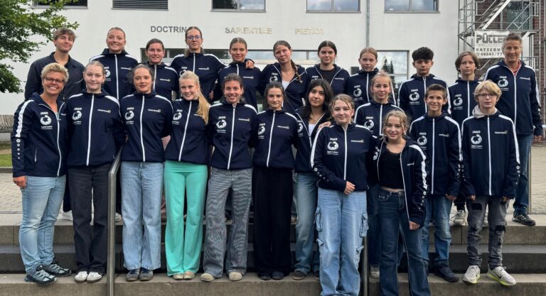 22 motivierte LG-Sportler in passendem Outfit